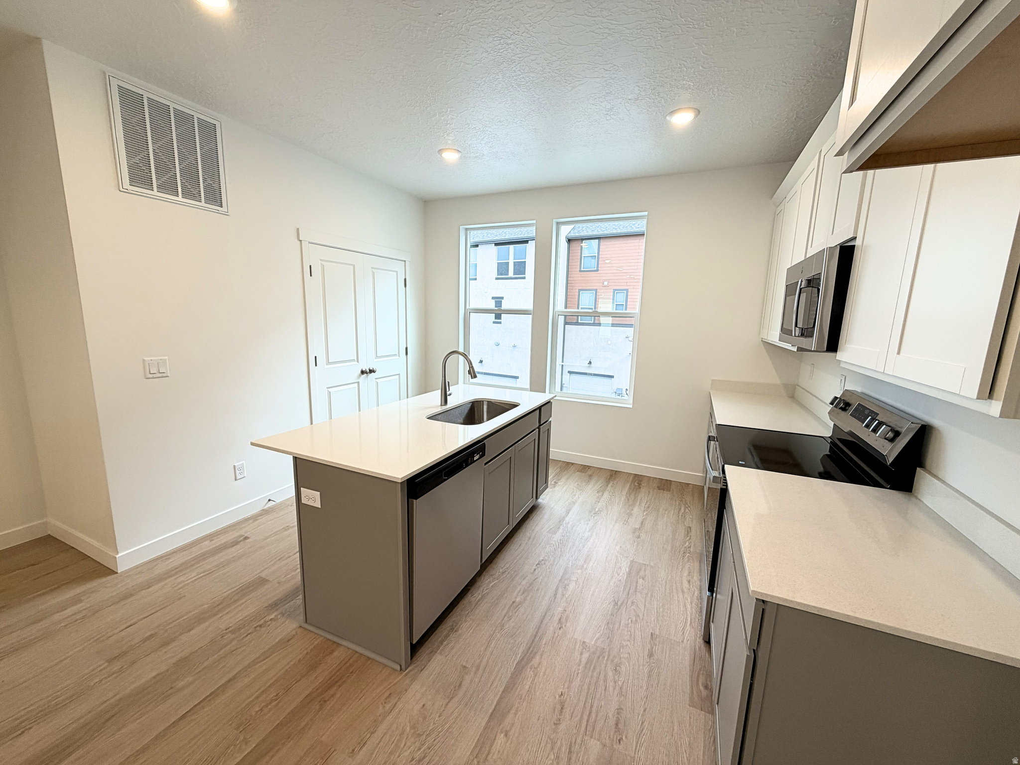 BEACON POINTE - Residential