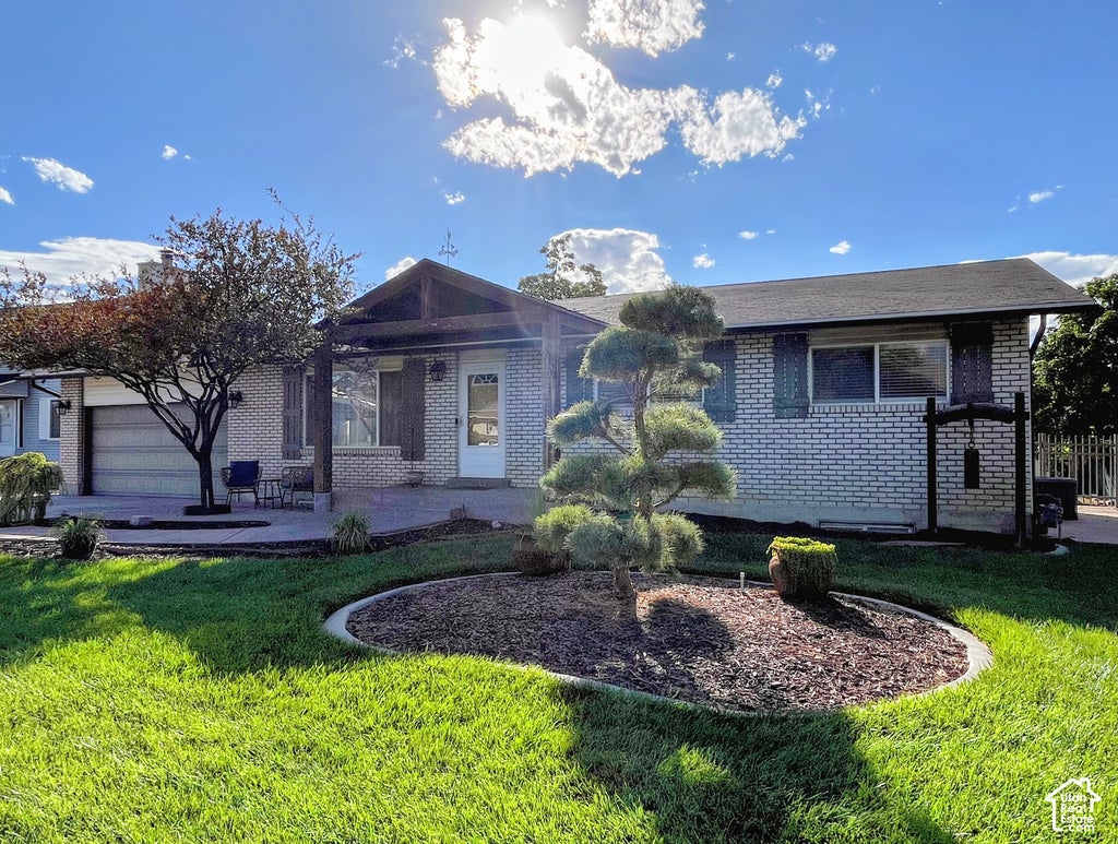 Photo of 10564 S WEEPING WILLOW DR, Sandy, UT 84092 (MLS # 2187736)