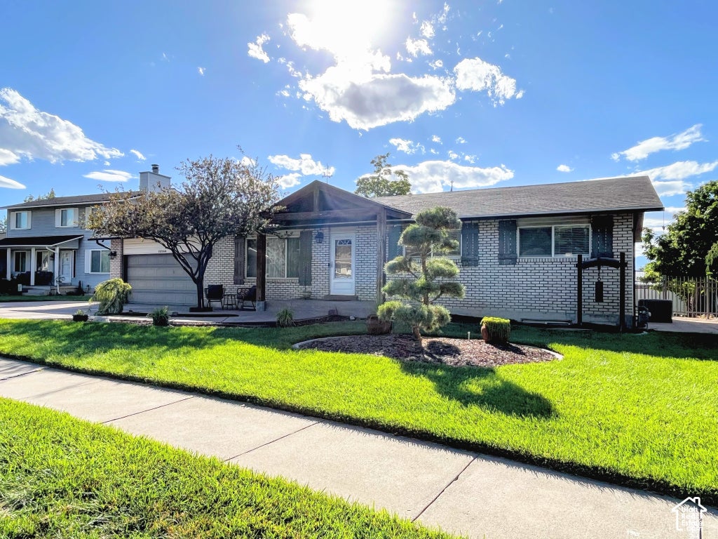 Photo of 10564 S WEEPING WILLOW DR, Sandy, UT 84092 (MLS # 2187736)
