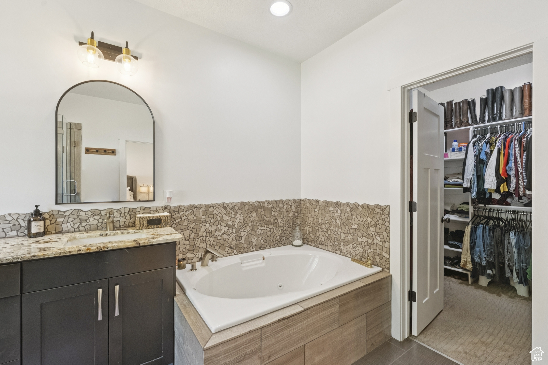 FARMINGTON MANORS - Residential