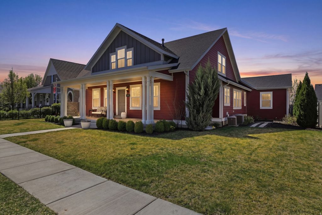 Photo of 409 N HILL FARMS LN, Kaysville, UT 84037 (MLS # 2149156)