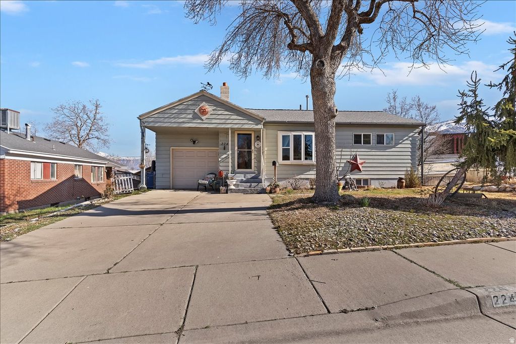 Photo of 224 W 4600 S, Washington Terrace, UT 84405 (MLS # 2142783)