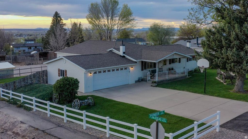 Photo of 4637 N PIONEER DR, Enoch, UT 84721 (MLS # 2153250)