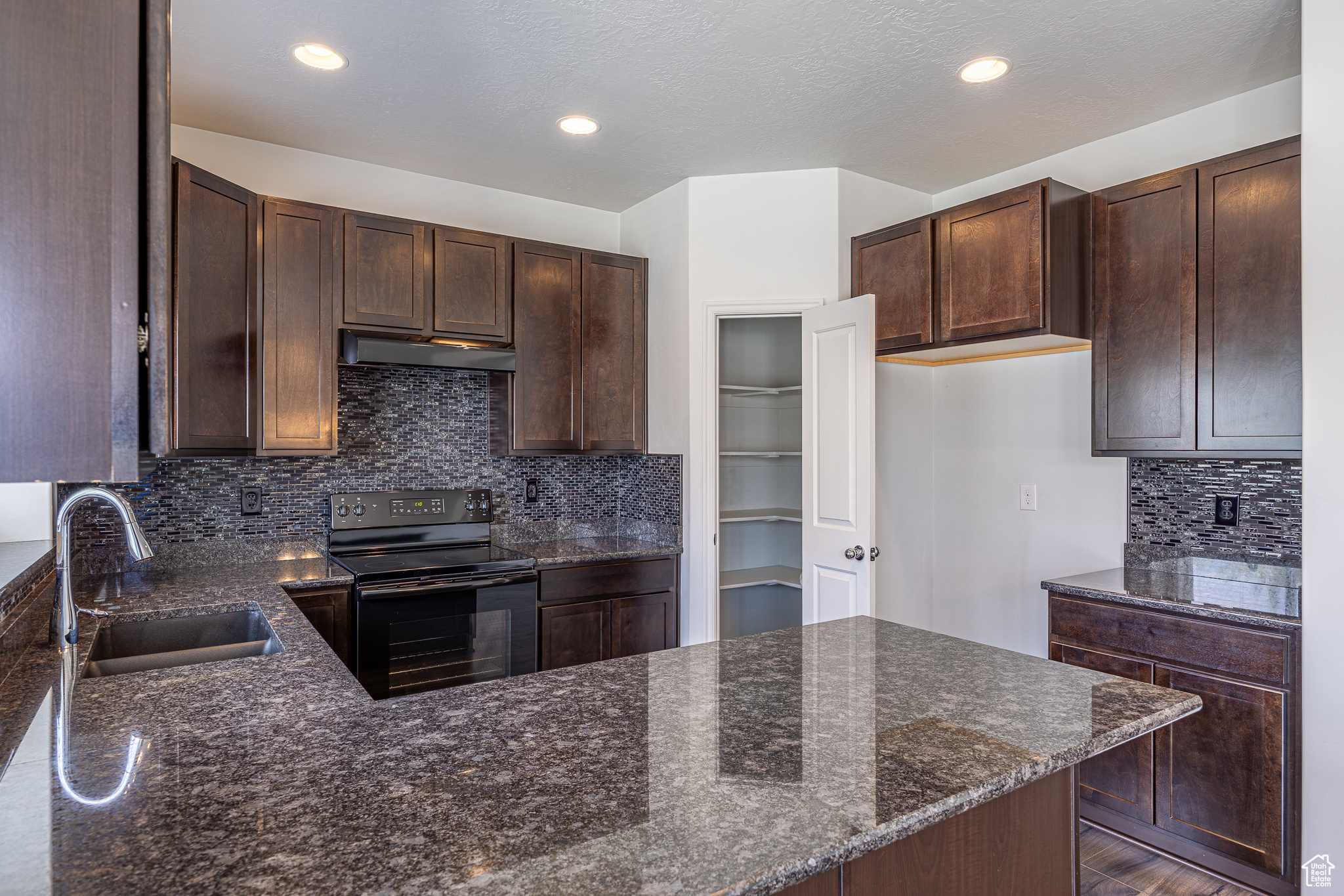 BROADVIEW  SHORES - Residential