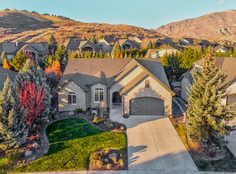 Photo of 2209 E VISCAYA DR, Draper, UT 84020 (MLS # 2121960)