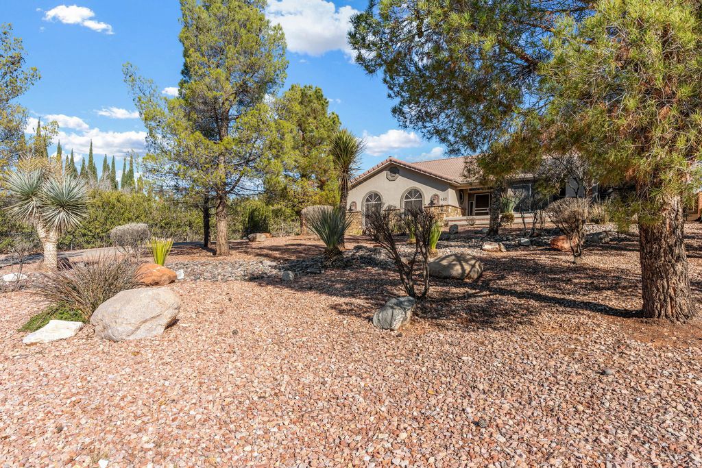 Photo of 482 N QUAIL RIDGE DR, Washington, UT 84780 (MLS # 2130105)