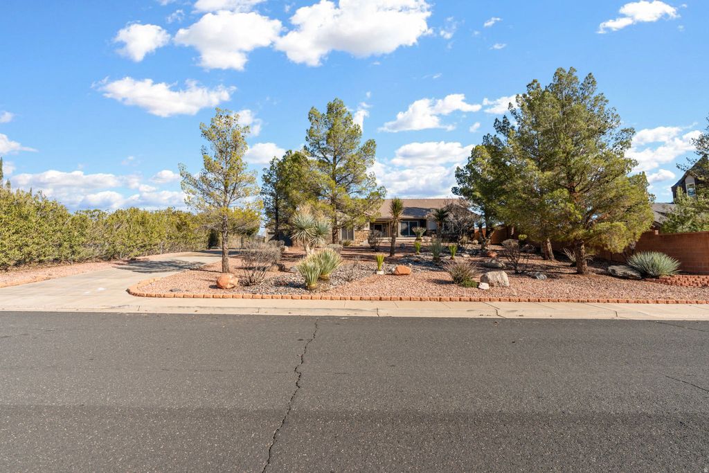 Photo of 482 N QUAIL RIDGE DR, Washington, UT 84780 (MLS # 2130105)