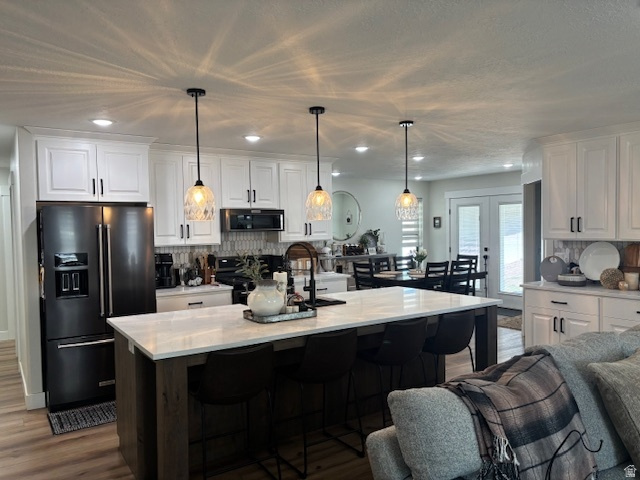 COUNTRY CORNER - Residential