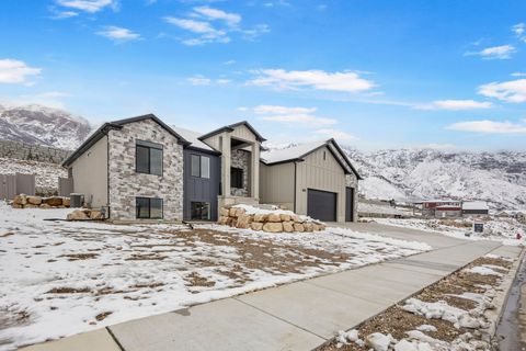 Photo of 728 E MOUNTAIN RD, North Ogden, UT 84414 (MLS # 2156198)