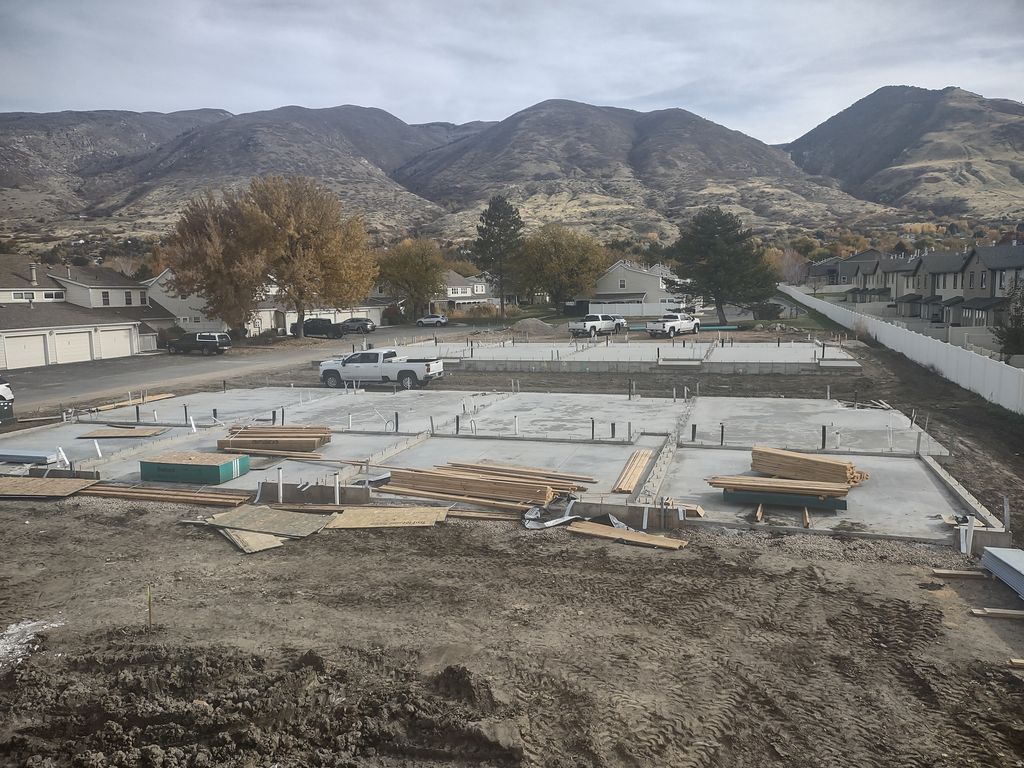 Photo of 775 N PHEASANTBROOK DR, Centerville, UT 84014 (MLS # 2122765)