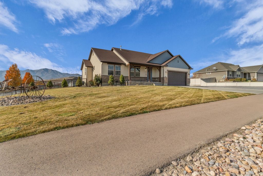 Photo of 9707 N GRENADA LN, Eagle Mountain, UT 84005 (MLS # 2122952)