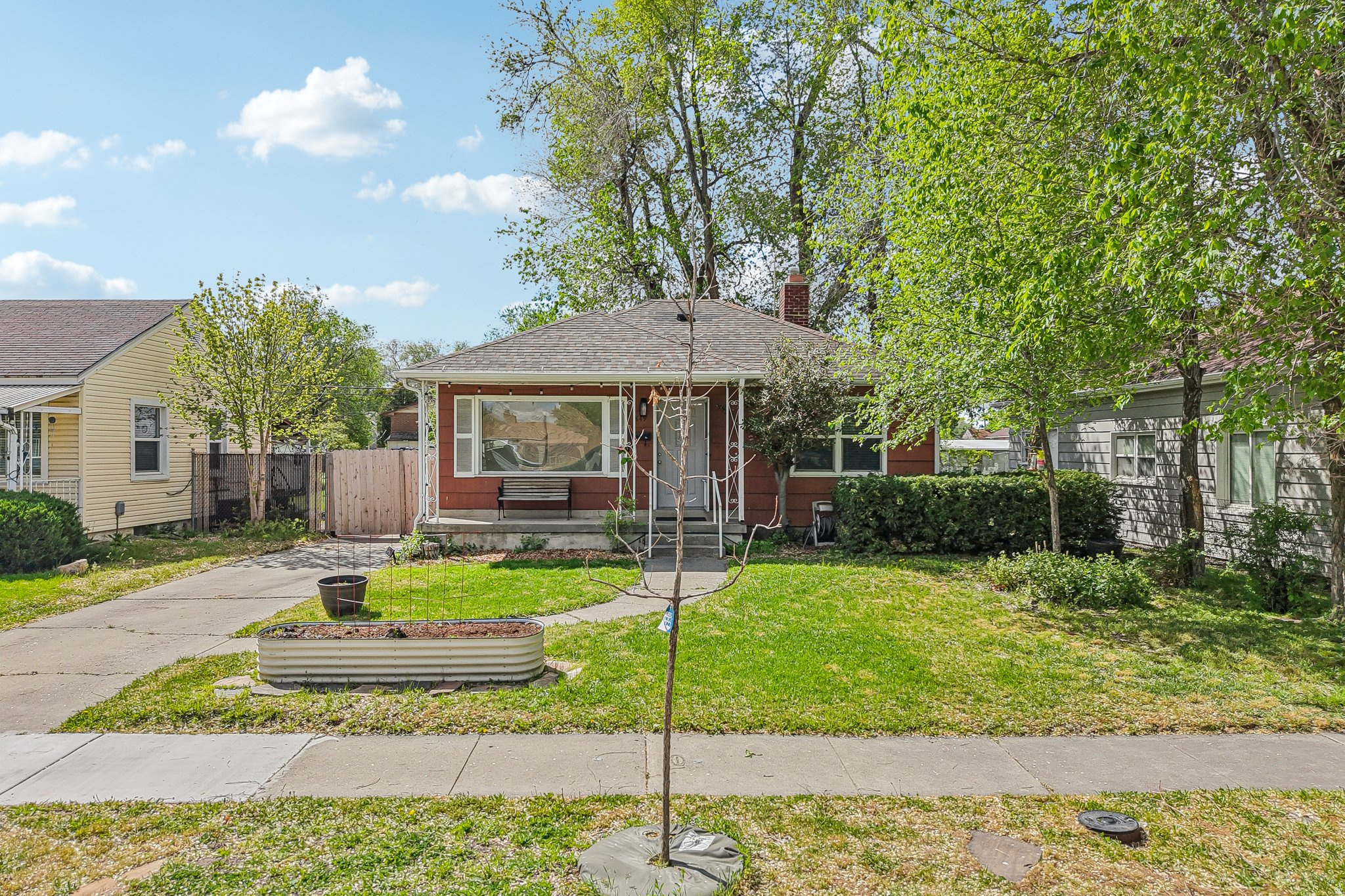 Main image without alt text