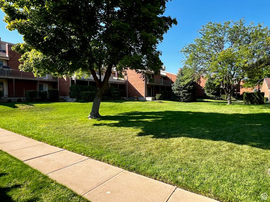 INVESTOR SPECIAL IN DESIRABLE HOA WITH TONS OF POTENCIAL!!! Needs full cosmetic update. Priced accordingly.