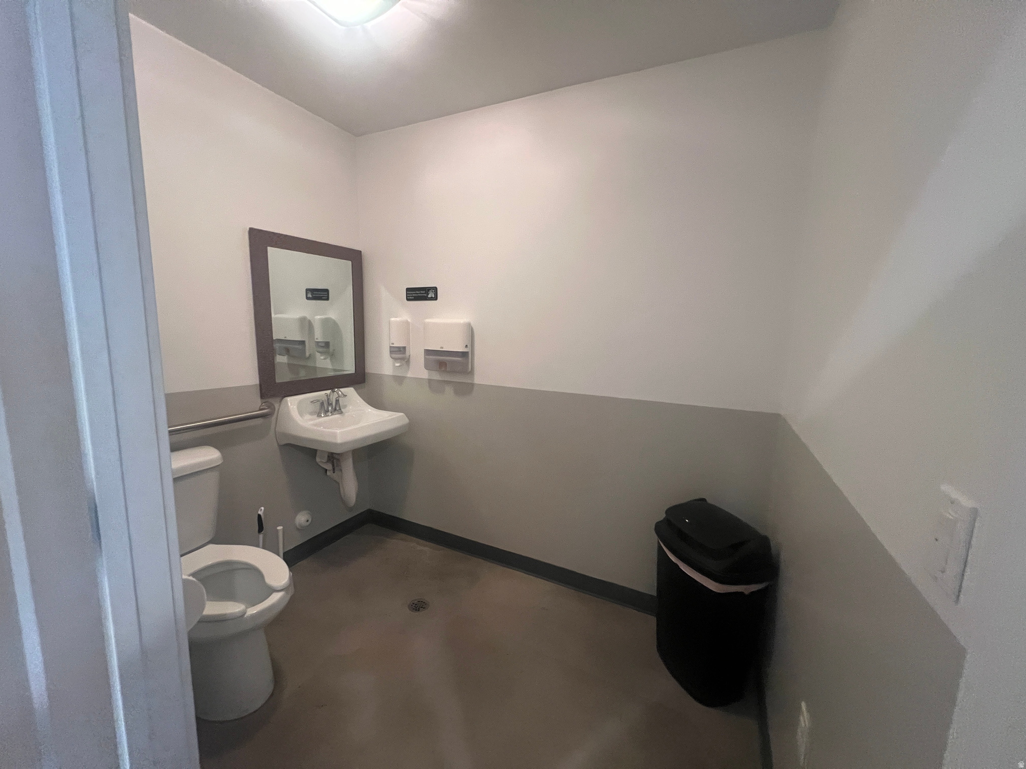 Main image without alt text