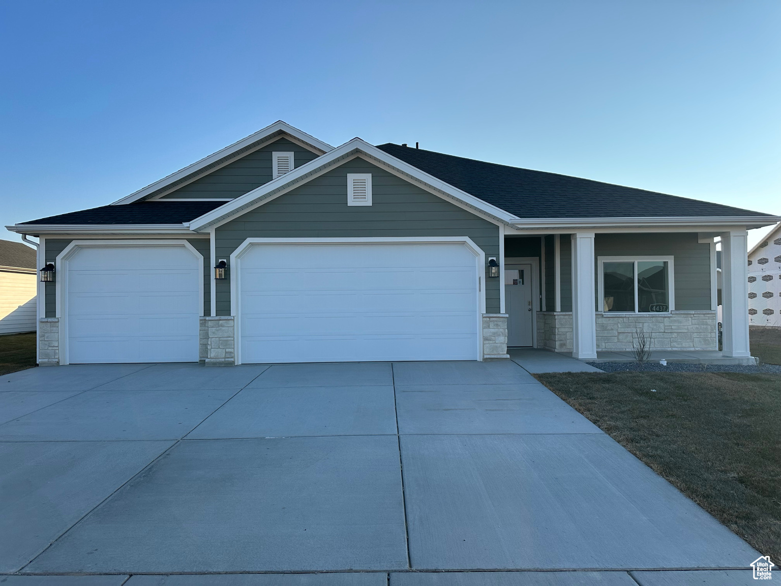 Welcome to this exquisite SINGLE-LEVEL home. MOVE IN READY! Our Havenwood floor plan is an Ovation homes fan favorite, and will wow you! The heart of the home boasts a large oversized island, perfect for entertaining, and a well-appointed butler's pantry. Floor plan provides an ample amount of storage. A generously sized pantry will ensure all your kitchen essentials are within easy reach. A 12-foot sider off the back opens to a covered patio, creating a seamless indoor-outdoor living experience. A community pickleball court for some fun times. Call today for a private showing.