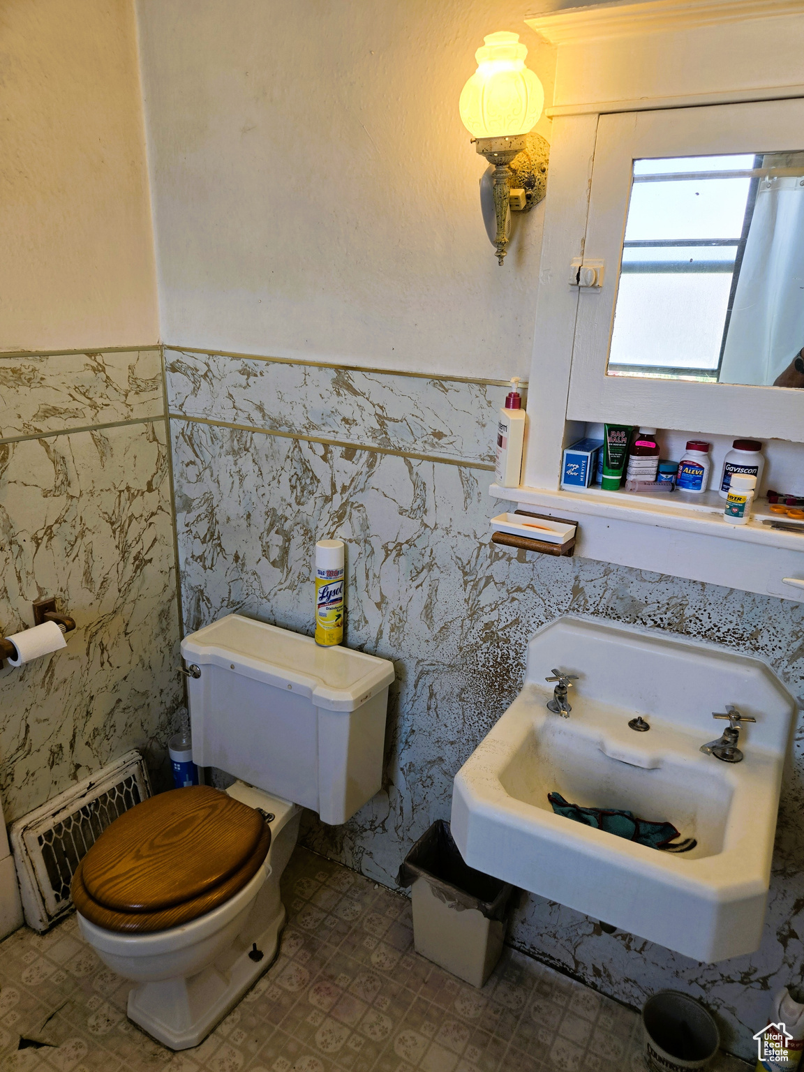 Main image without alt text