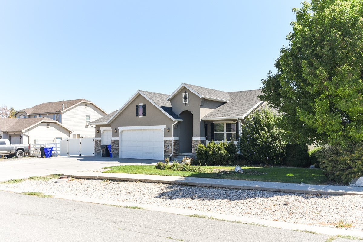 1129 S APRICOT CIR E