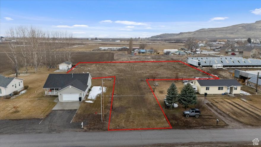 Prime 1.29-Acre Lot Multi-Family or Single-Family Development. Fantastic opportunity to own a spacious 1.29-acre lot with flexible zoning, allowing for both multifamily and single-family development. According to Franklin City zoning ordinance Chapter 10, the property may qualify for "Intra-Block Development," offering the potential to build up to four dwellings through the conditional use process. Options may include four single-family homes or two duplexes or build your dream home and shop! **Buyer to verify all details with Franklin City. Don't miss this chance to invest in a versatile property with incredible potential!