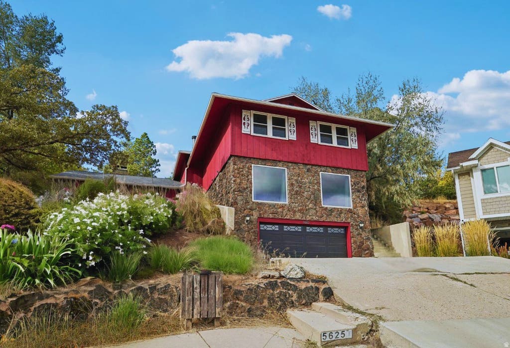 Photo of 5625 S CRESTWOOD DR E, South Ogden, UT 84405 (MLS # 2177357)