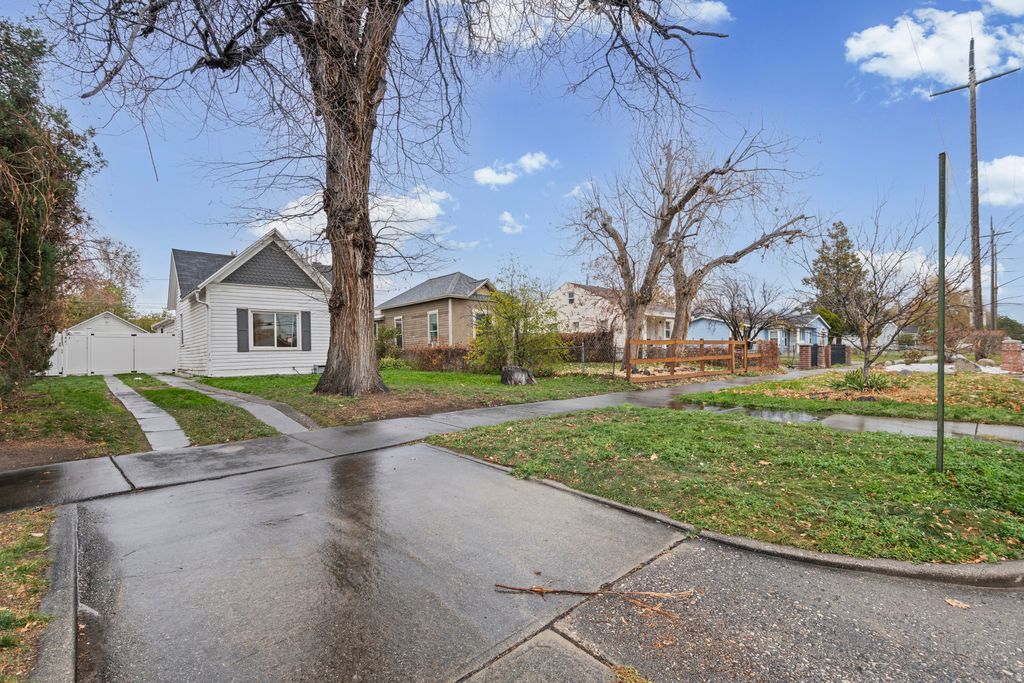 Photo of 1038 W 300 S, Salt Lake City, UT 84104 (MLS # 2124908)
