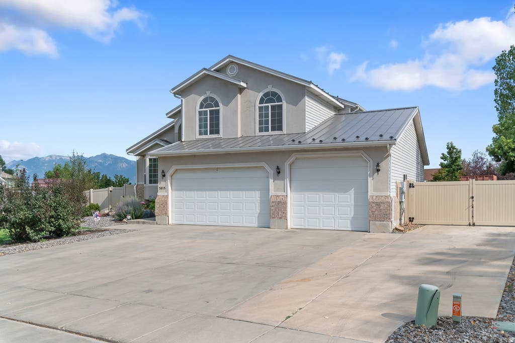 Photo of 5015 W ROCK RIDGE LN, West Jordan, UT 84081 (MLS # 2172025)