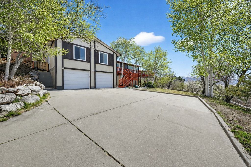 Photo of 1290 OAKRIDGE DR, Centerville, UT 84014 (MLS # 2144309)