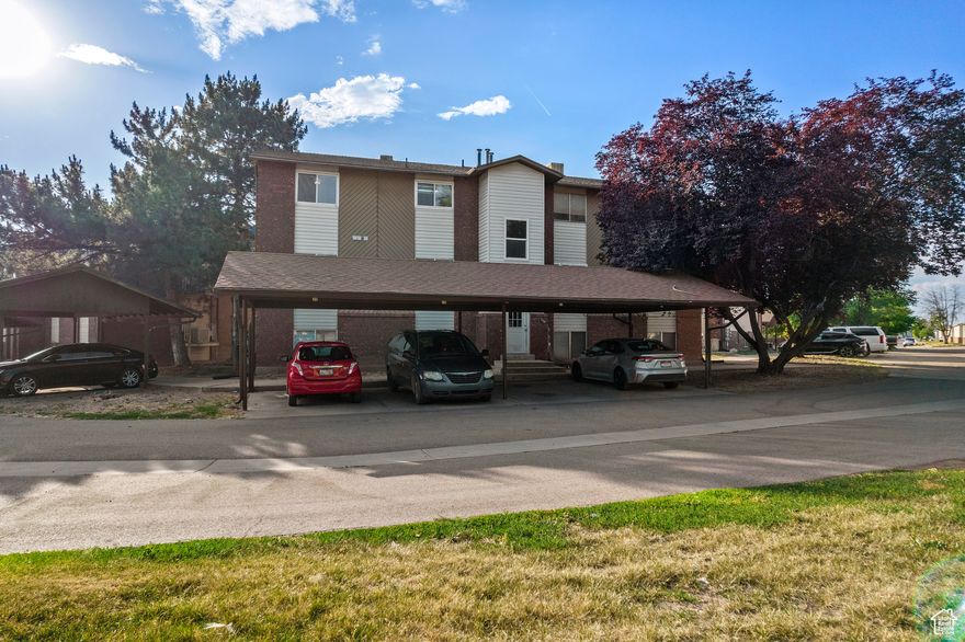 2-bedroom, 1-bath condo located in a nice and peaceful community in Roy. The unit comes with your own covered parking space. The surrounding areas include Roy Aquatic center, restaurants, shopping centers, schools and more; most of these places are walking distance , with the FrontRunner station near by.
