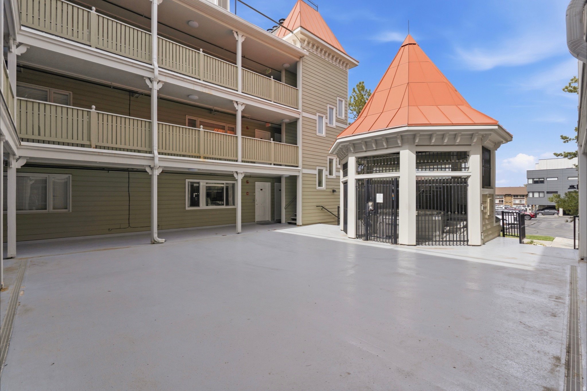 SUN CREEK CONDOMINIUM - Residential