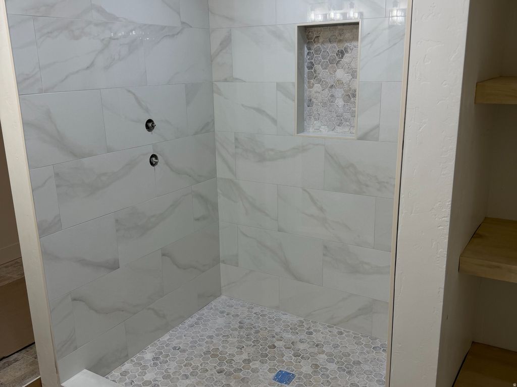 Photo of 877 S 200 E, Farmington, UT 84025 (MLS # 2159496)