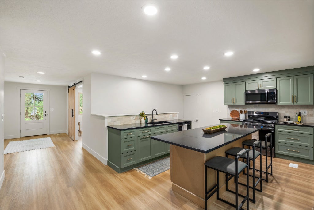 Photo of 877 S 200 E, Farmington, UT 84025 (MLS # 2159496)
