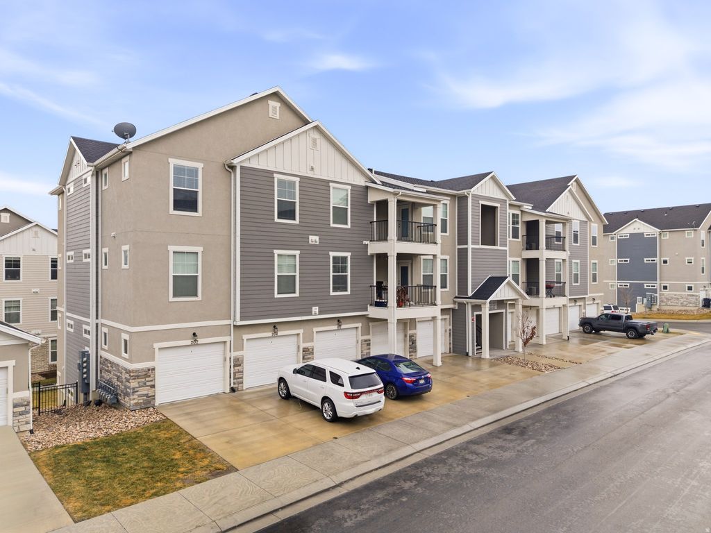 Photo of 1809 W TERRA VISTA LN #B2, Saratoga Springs, UT 84045 (MLS # 2136899)