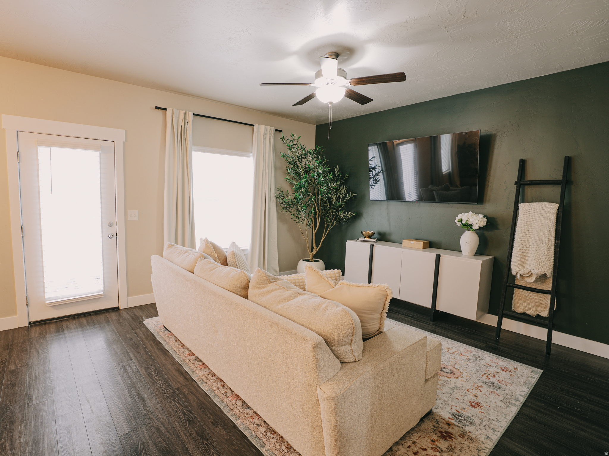 SILVER LAKE - Residential