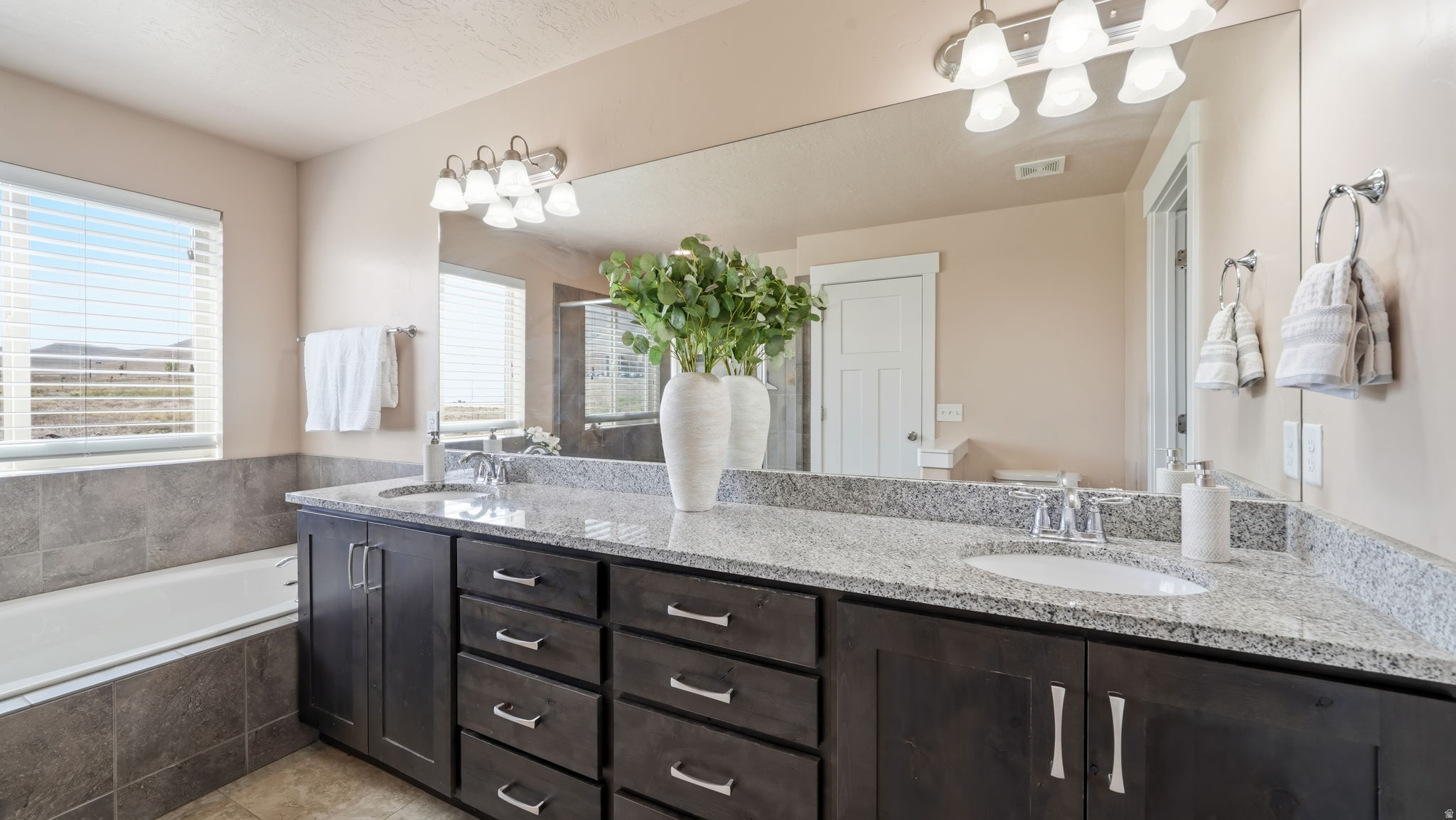 PELICAN BAY - Residential