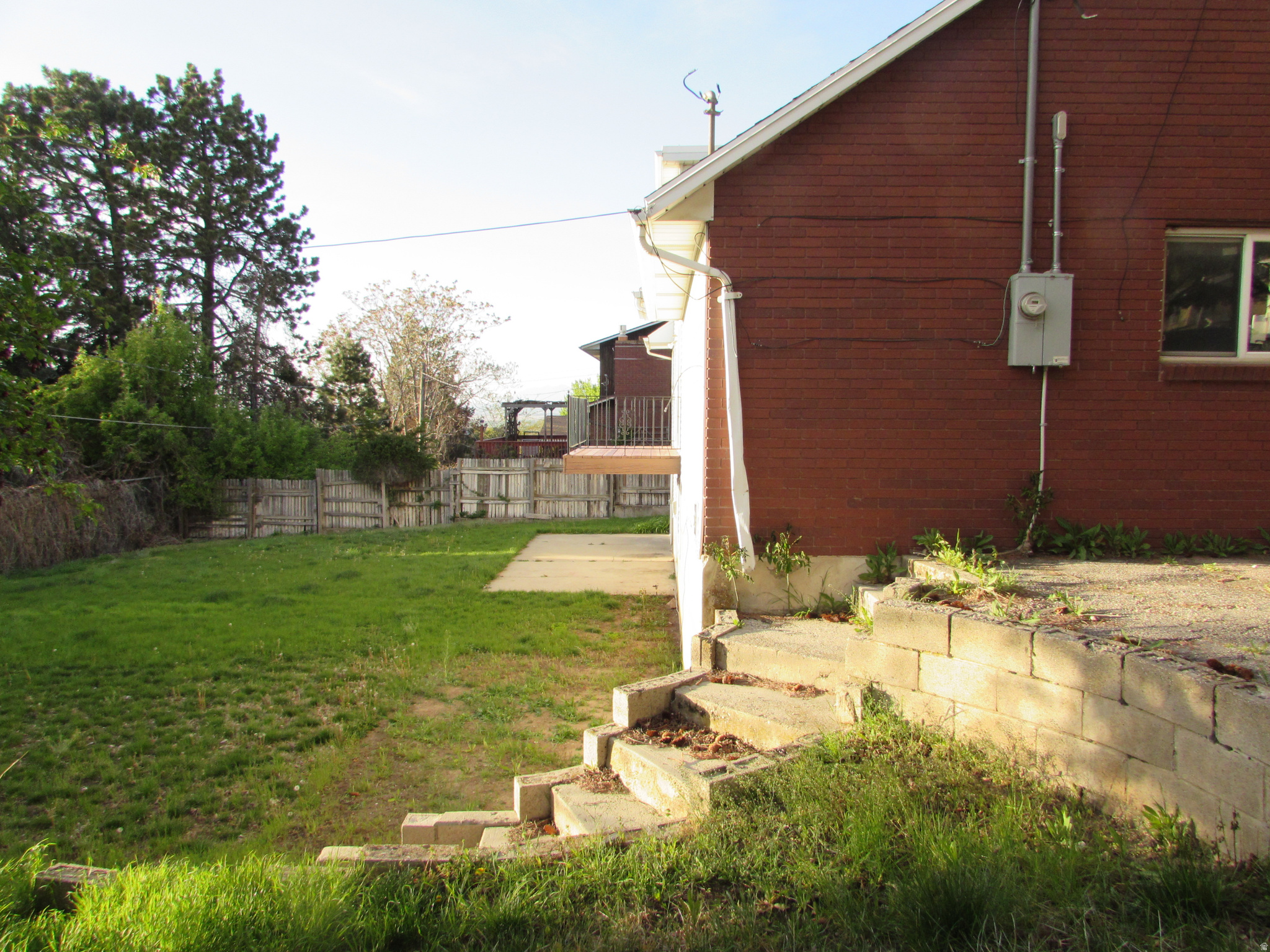 Main image without alt text