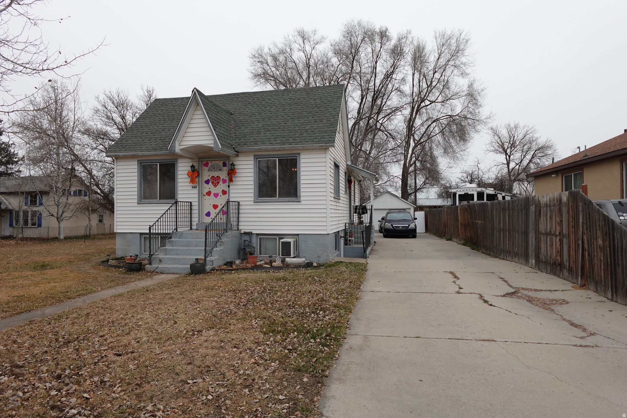 Main image without alt text