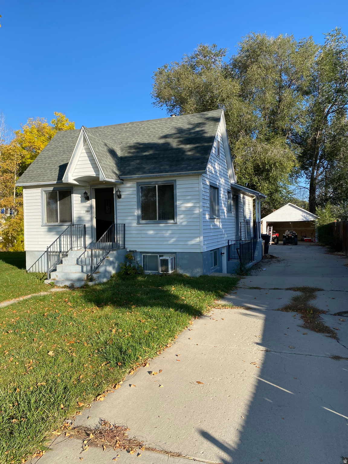 Main image without alt text