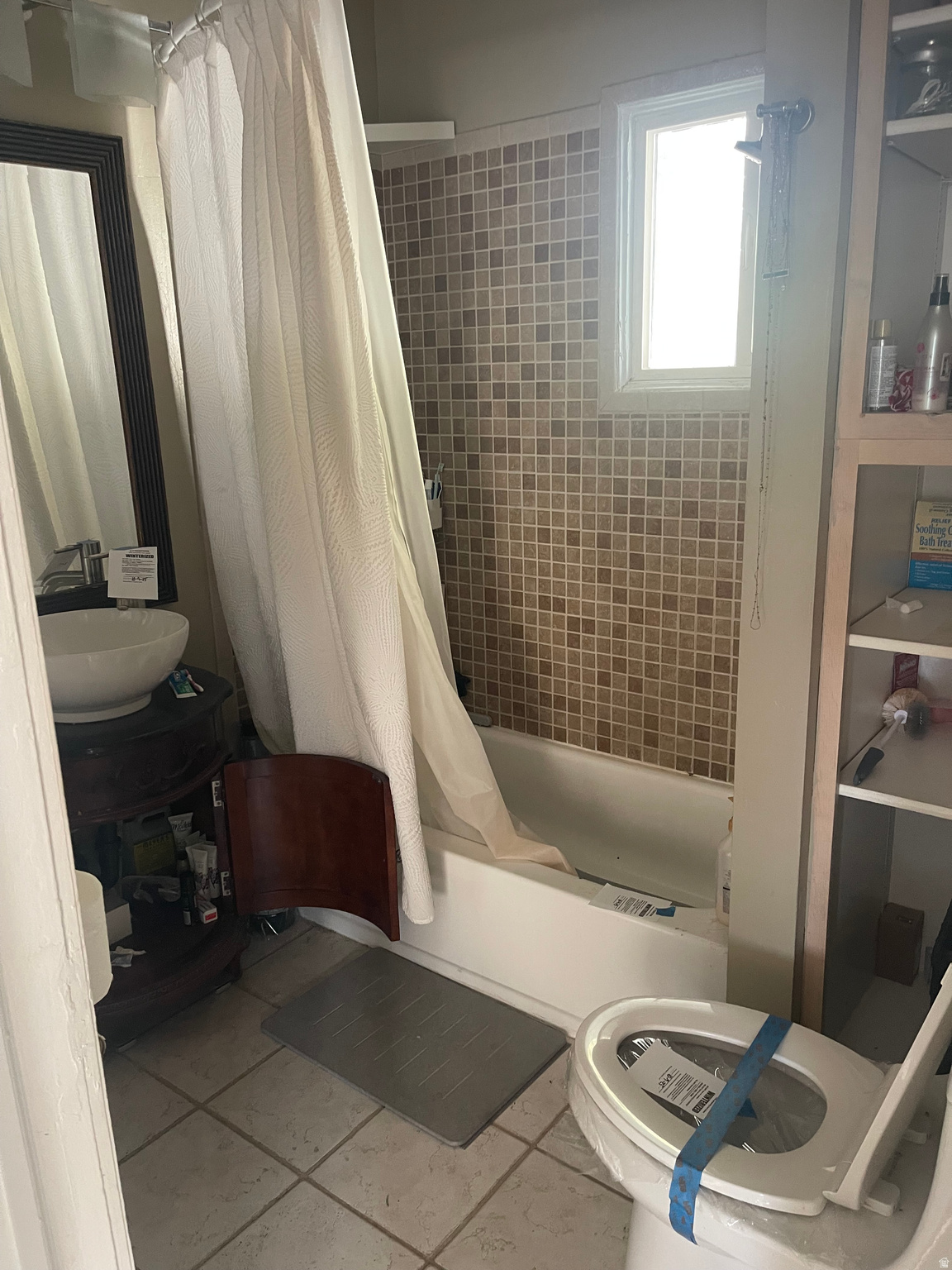 Main image without alt text