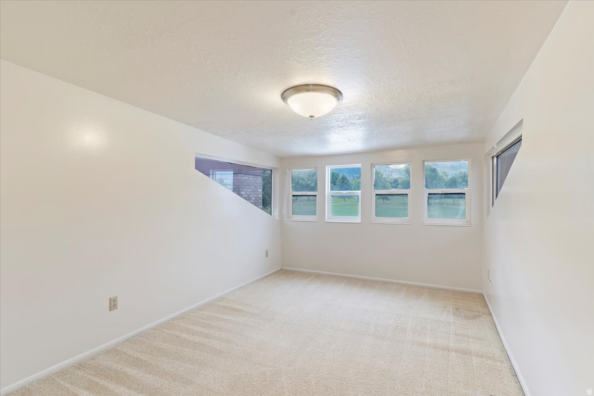 WHITE BARN - Residential Income