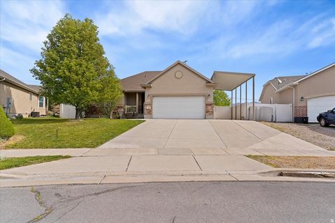 Photo of 949 E CHRIS CIR, Clearfield, UT 84015 (MLS # 2151344)