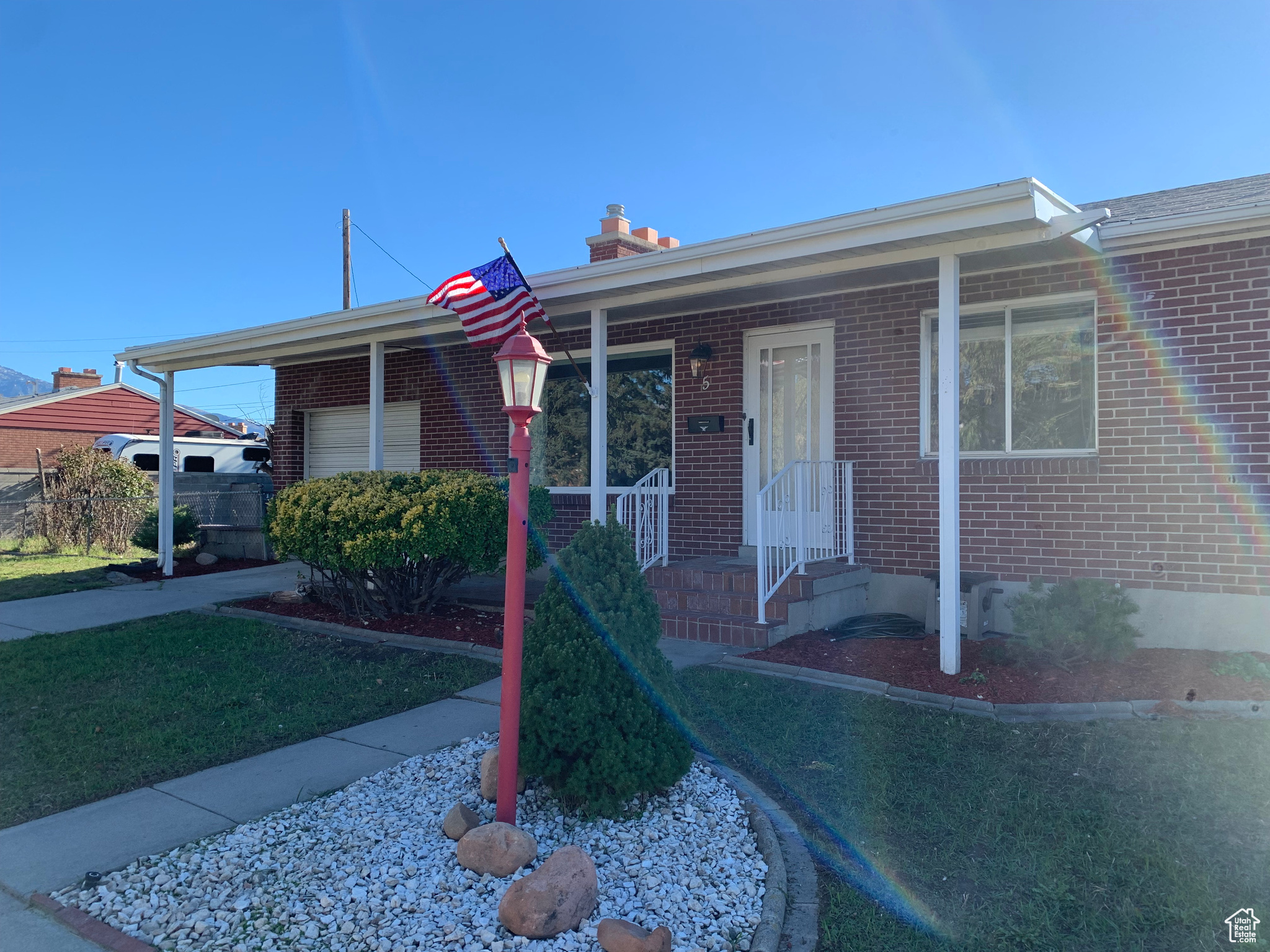 Main image without alt text