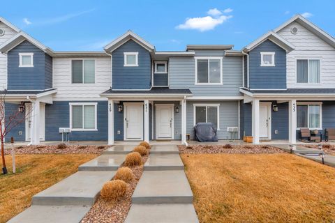 Photo of 431 N NORTHSHORE DR, Saratoga Springs, UT 84045 (MLS # 2143154)