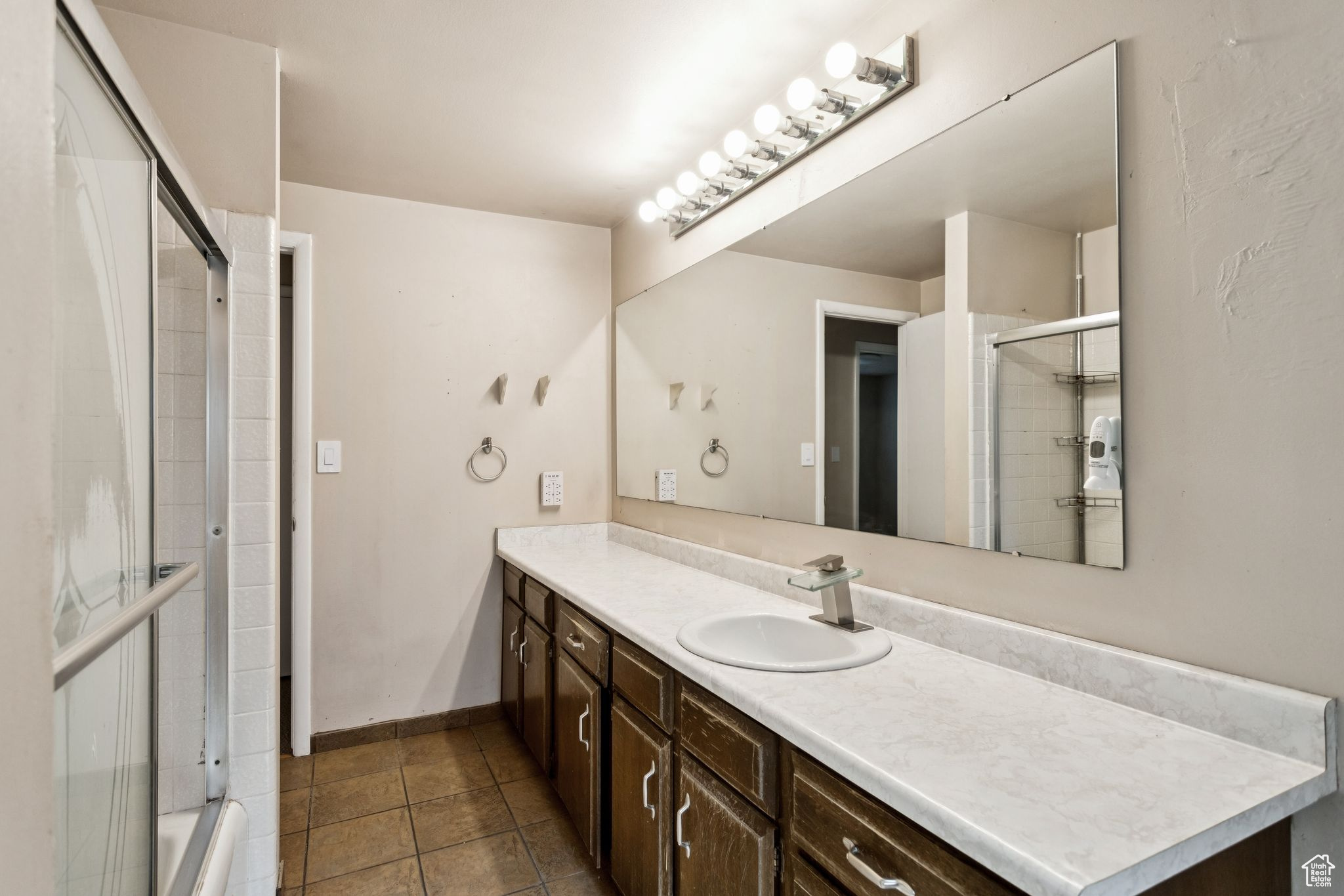 COLONIAL ESTATES - Residential