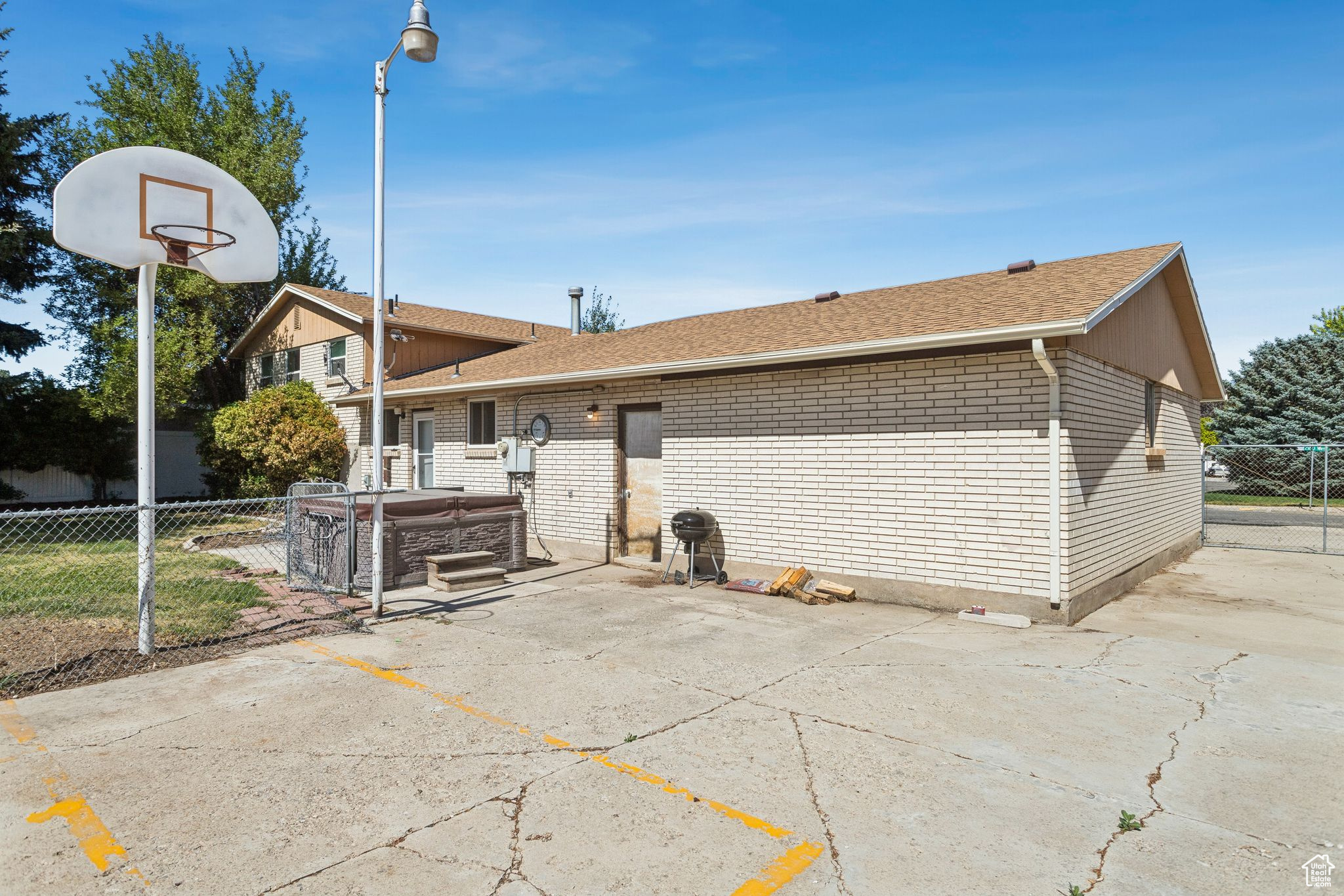 COLONIAL ESTATES - Residential