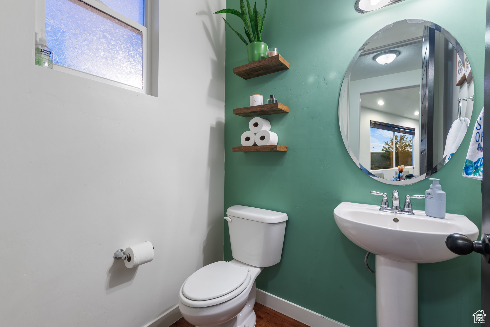 Main image without alt text