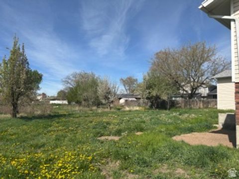 Tiny photo for 470 S WHITESIDES ST, Layton, UT 84041 (MLS # 2152039)