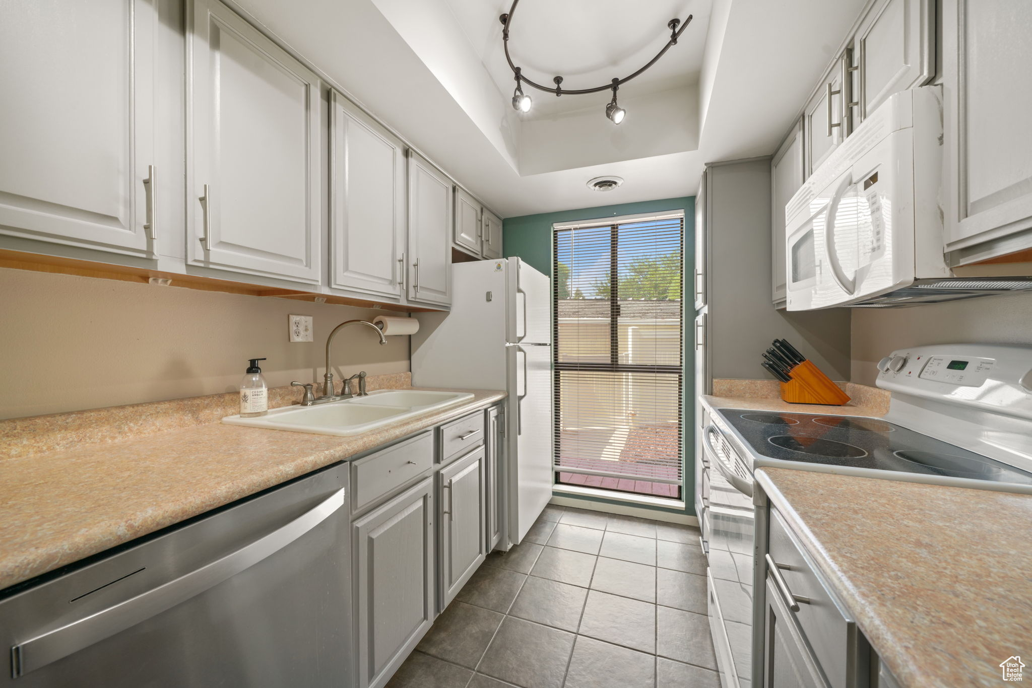 APPLEGATE CONDM - Residential