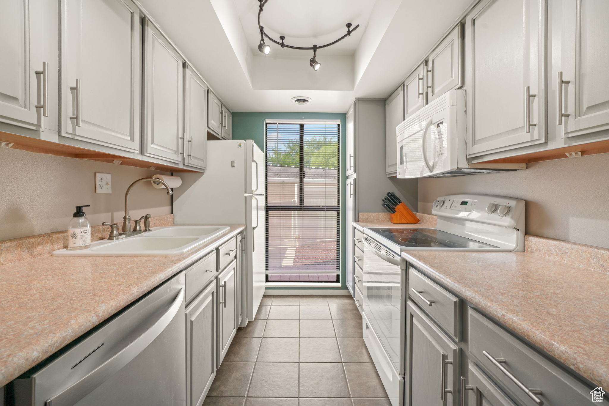 APPLEGATE CONDM - Residential