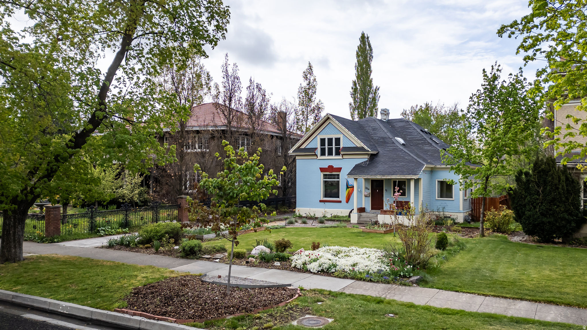 Main image without alt text