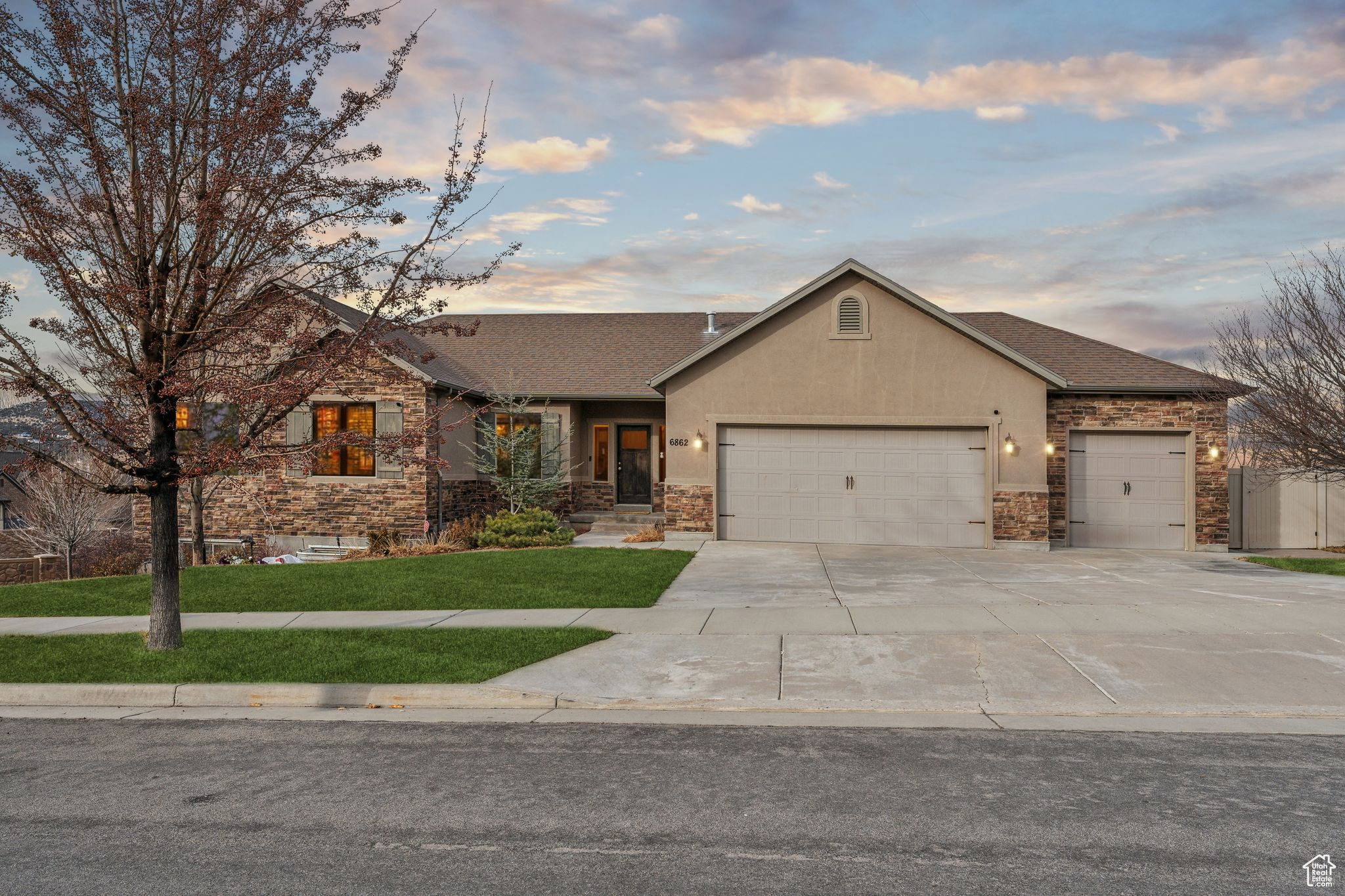 6862 W Clear Water Dr, Herriman, Utah image 2