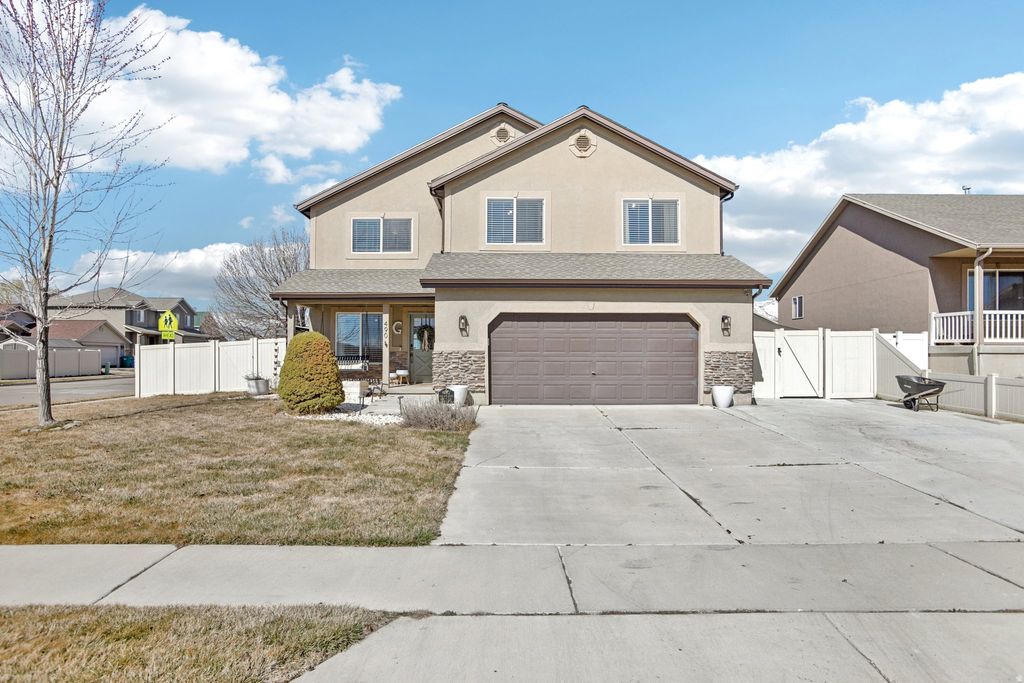 Photo of 490 W LAKEVIEW DR, Lehi, UT 84043 (MLS # 2142207)